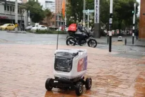 Robots entregan domicilios en Medellín durante la cuarentena por COVID-19