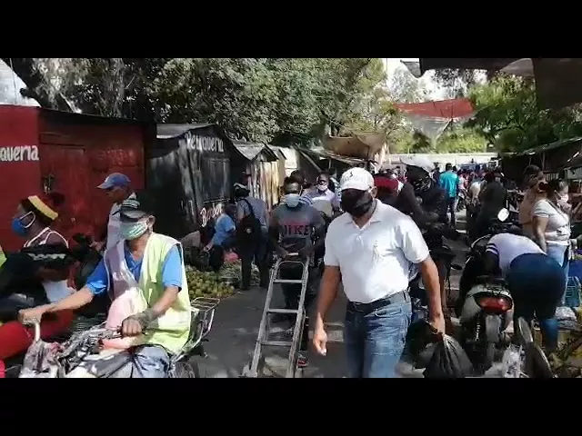 Mercado de Barahona amaneció este lunes abarrotado de personas y con un gran cúmulo de basura