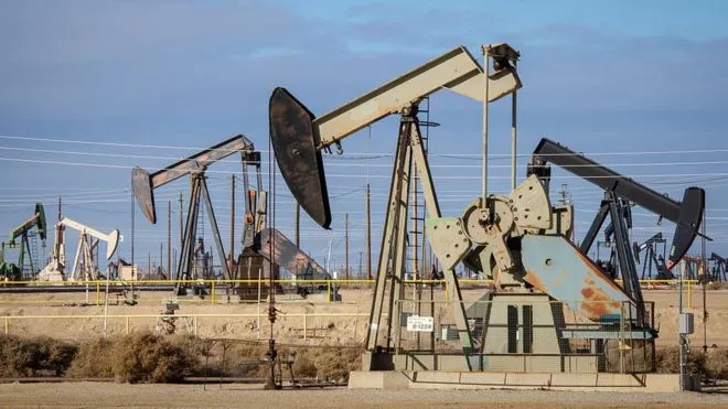 El brent cae el 1,69 % y el barril se sitúa en 71,72 dólares ante las negociaciones EEUU-Irán