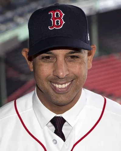 Alex Cora dice que no está muerto, solo “suspendido”