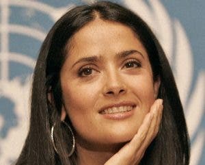 Brutalidad policial indigna a Salma Hayek