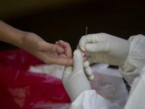 Farmacéuticas prometen no sacar beneficios de vacuna anticovid en pandemia