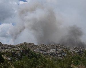 Humareda de Duquesa sigue afectando Gran Santo Domingo