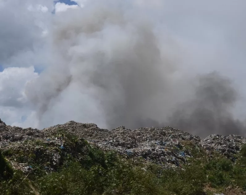 Humareda de Duquesa sigue afectando Gran Santo Domingo