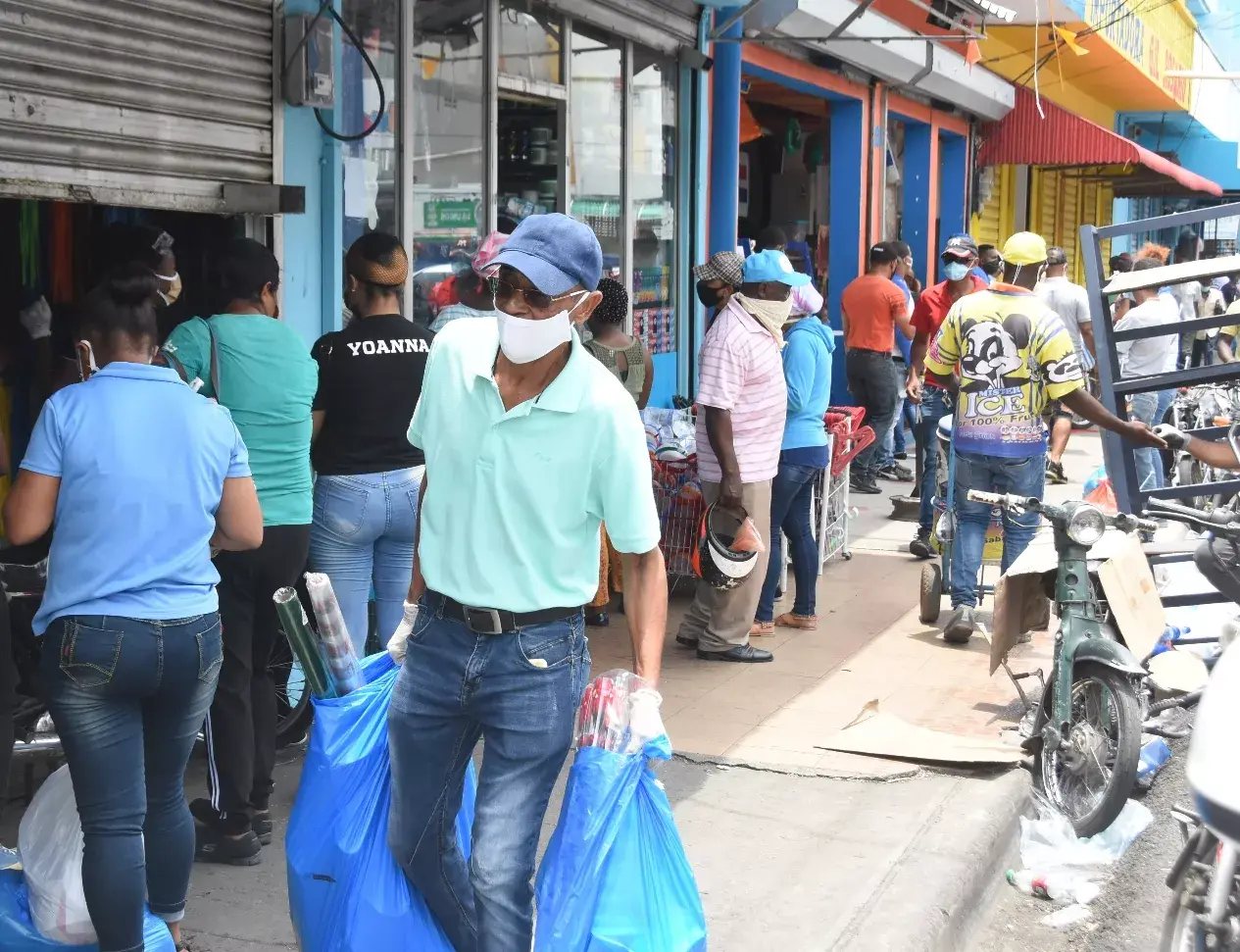 Ventas de comercios suben 20 y 30%; los precios también