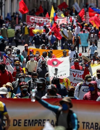 Ecuatorianos desafían Gobierno en las calles