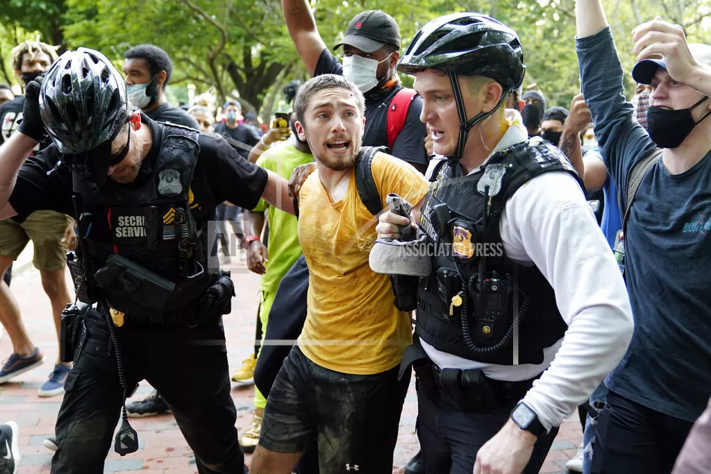 Trump pide mano dura contra protestas en Mineápolis y ofrece enviar Ejército