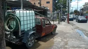 Vendedores de agua hacen su agosto durante cuarentena ante escasez en sectores de la capital