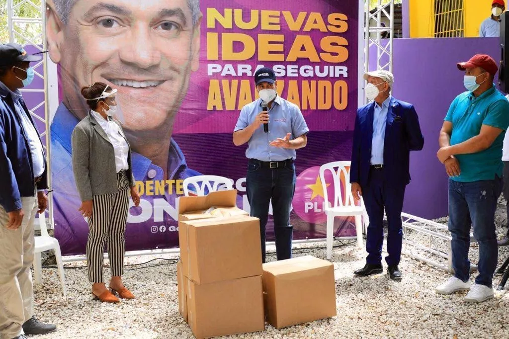 Gonzalo dona 55 mil mascarillas en tres provincias del sur