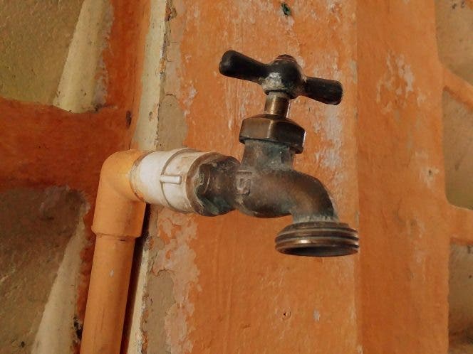 Residentes en sectores de San Felipe denuncian falta de agua potable en medio de Covid-19