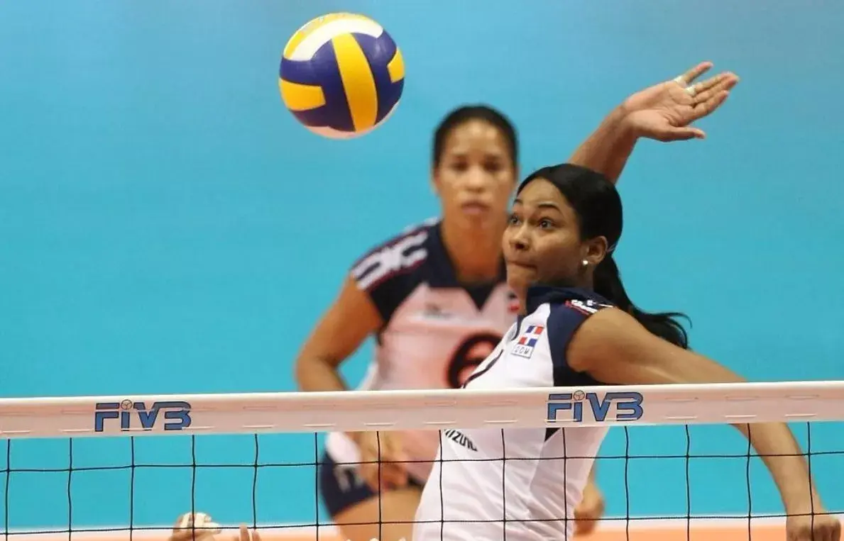 Annerys Vargas alterna voleibol con ayuda a necesitados