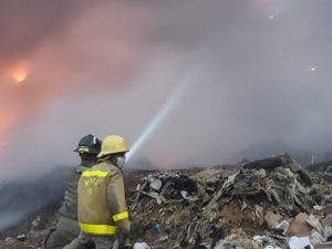 Ejército refuerza labores para mitigar incendio vertedero de Duquesa