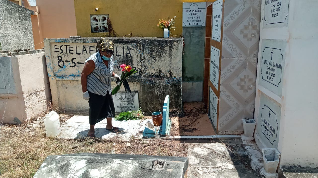 Coronavirus no impide que ciudadanos acudan a cementerios en el Día de las Madres