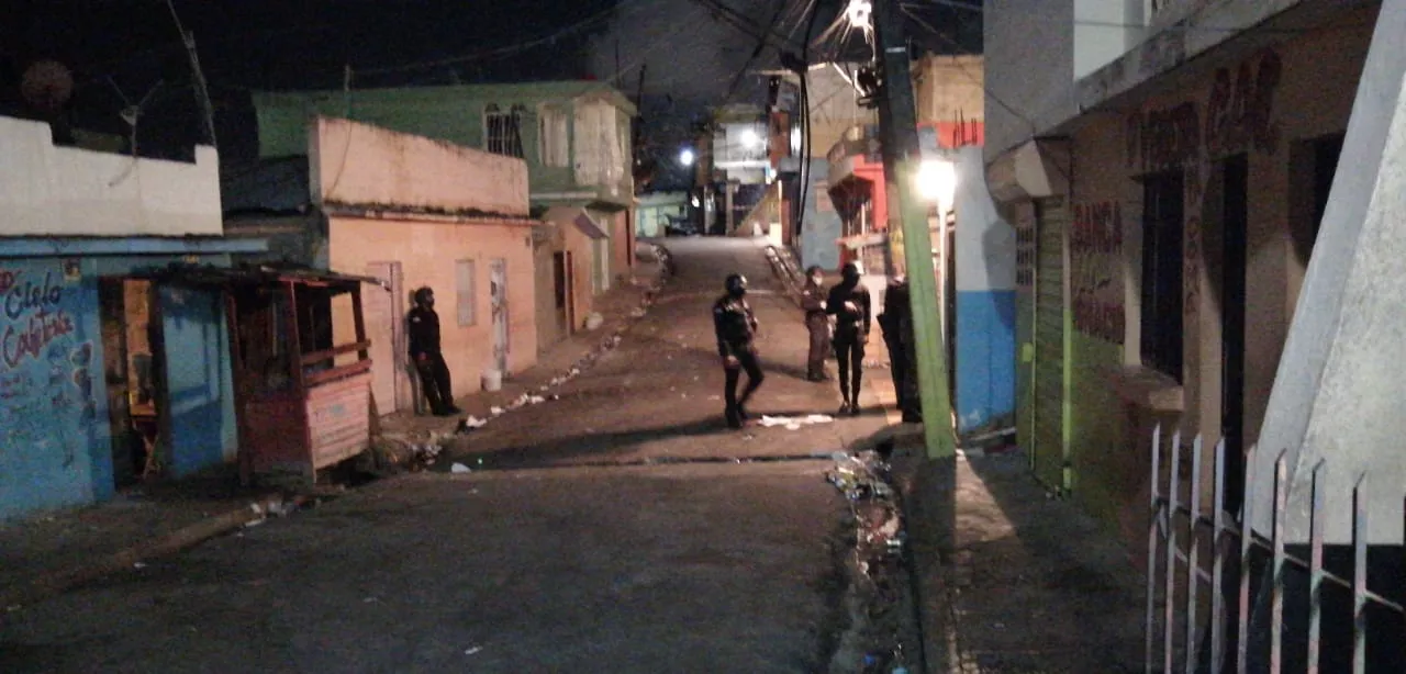 Policía interviene bonche en colmado de La Zurza en medio del toque de queda y apresa 14