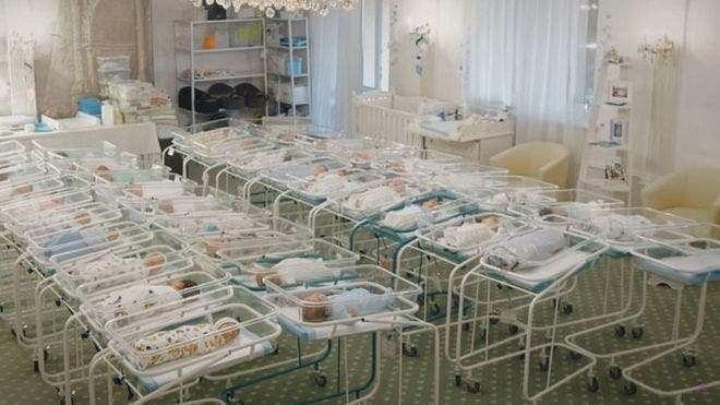 Los bebés nacidos de vientres de alquiler varados en un hotel en Ucrania debido a la pandemia