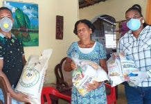 Fundación Mucades dona kits de alimentos a familias de Brisas de Caucedo