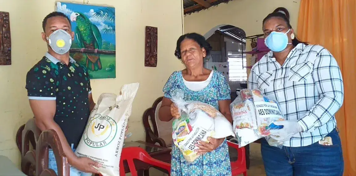 Fundación Mucades dona kits de alimentos a familias de Brisas de Caucedo