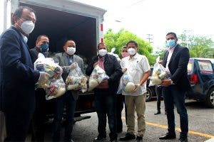 Colonia china dona alimentos para comunidades vulnerables de Santo Domingo Norte