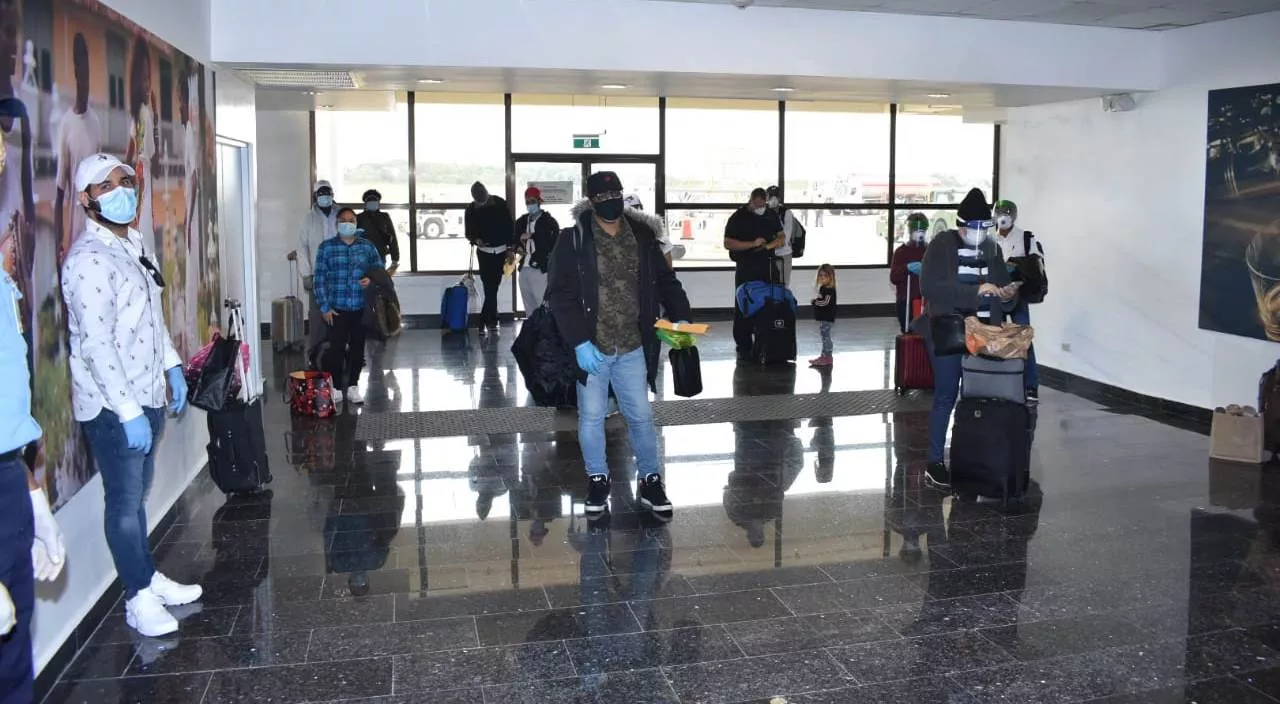 Arriban por Aeropuerto de Puerto Plata 28 dominicanos estaban varados en Canadá