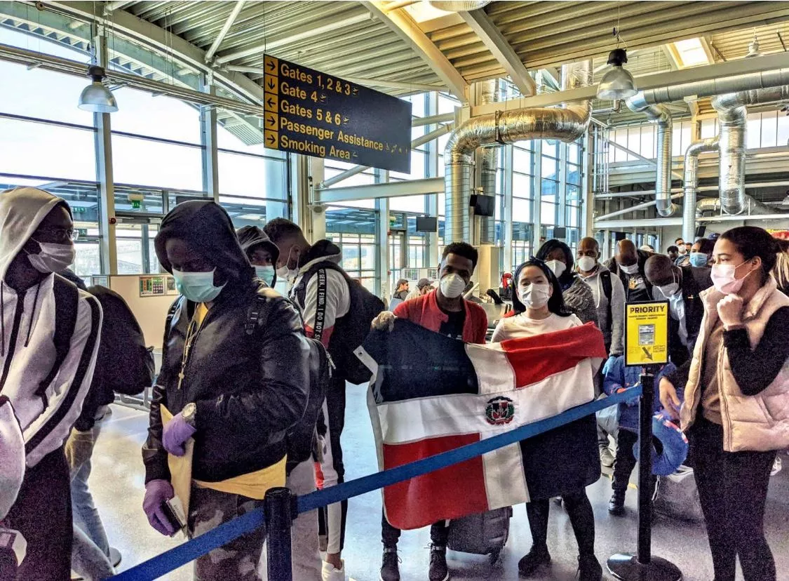 Dominicanos varados en Inglaterra retornan al país en vuelo ferry