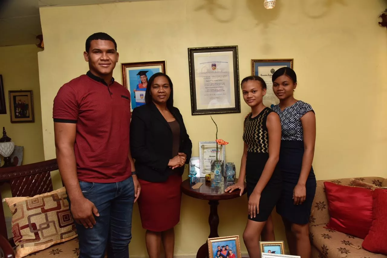 Ministerio de Educación inicia campaña #MiMadreEsSiempreSúper para reconocer papel de las madres dominicanas