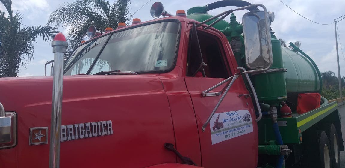 Alcaldía someterá compañía por lanzar desperdicios a vía pública en Santo Domingo Este