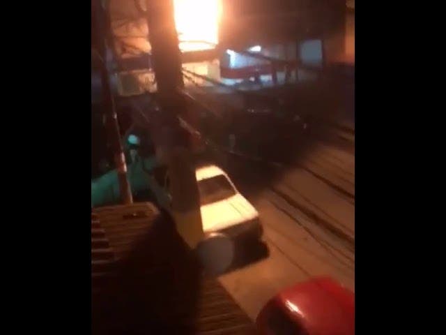 Video muestra enfrentamientos entre policías y ciudadanos durante toque de queda