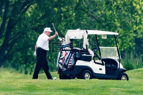 Trump abre con golf fin de semana largo en el que EE.UU. avanza en reapertura