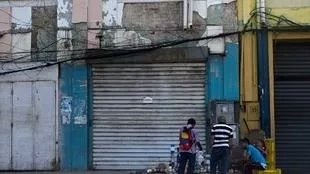 Algunos comerciantes se desesperan y funcionan a puertas cerradas