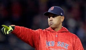 Alex Cora da positivo a COVID-19; se perderá la serie contra los Rays