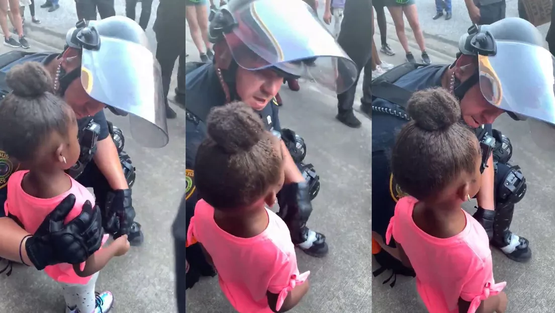 Se viralizan imágenes de un policía consolando a una niña de 5 años en medio de las protestas en EE.UU