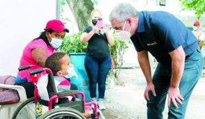 Gonzalo Castillo hace donativos a Rehabilitación