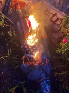 Manifestantes derriban estatua de Colón en Virginia y la tiran a un lago