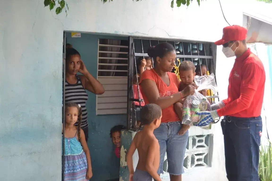 La Famosa dona alimentos en Peravia