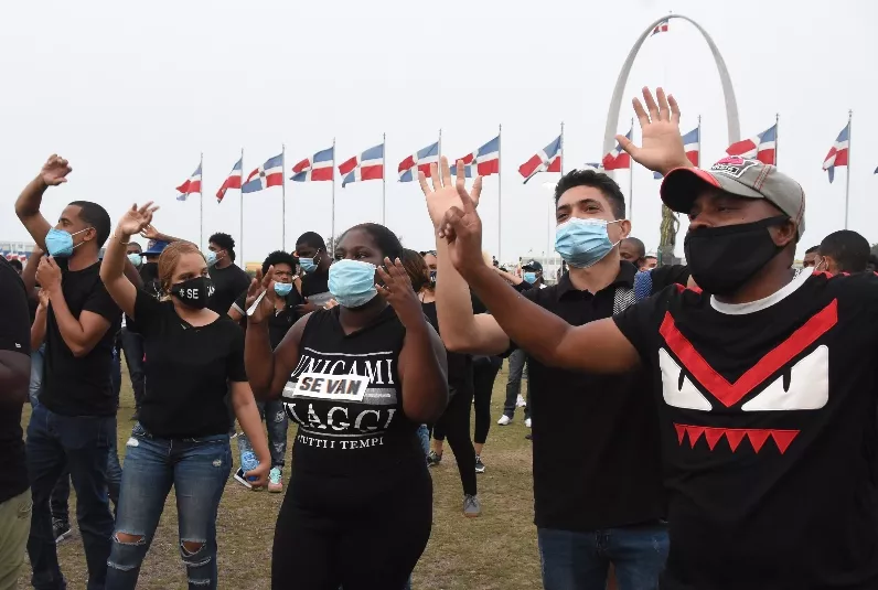 Jóvenes vuelven a plaza de la  Bandera