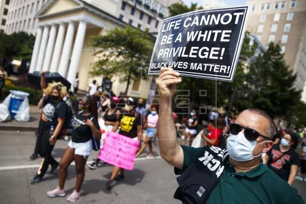 Cientos empiezan a congregarse en EE.UU en una gran marcha contra el racismo