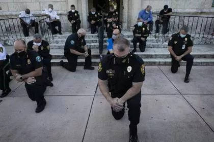 Policías de Nueva York y Nueva Jersey se arrodillan en solidaridad protesta