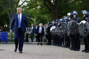 Trump moviliza recursos militares para detener disturbios y saqueos en EE.UU.