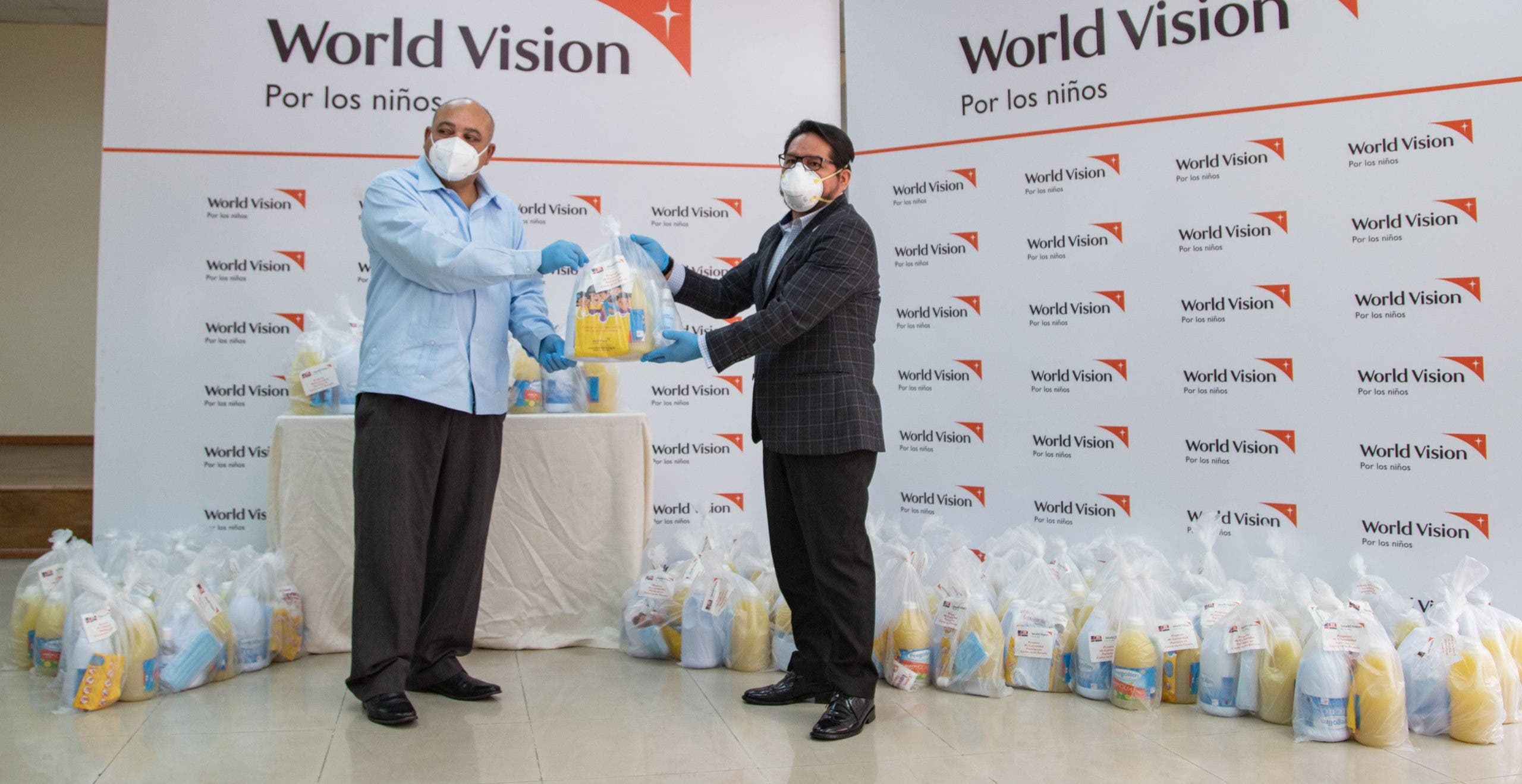 World Vision y Educación entregan kits de higiene a familias del corredor Duarte