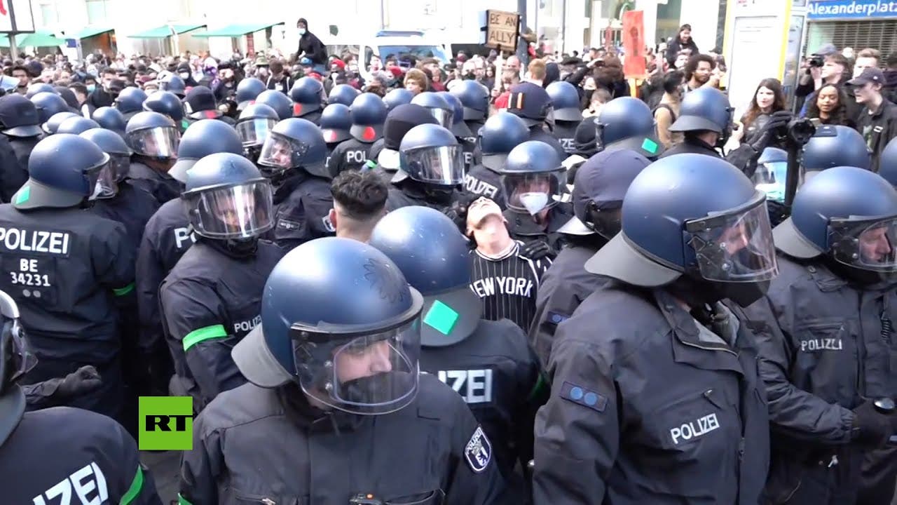 Detenidos y heridos por altercados tras manifestaciones pacíficas en Berlín