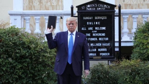 Pelosi exige a Trump «no avivar las llamas» con la Biblia en la mano