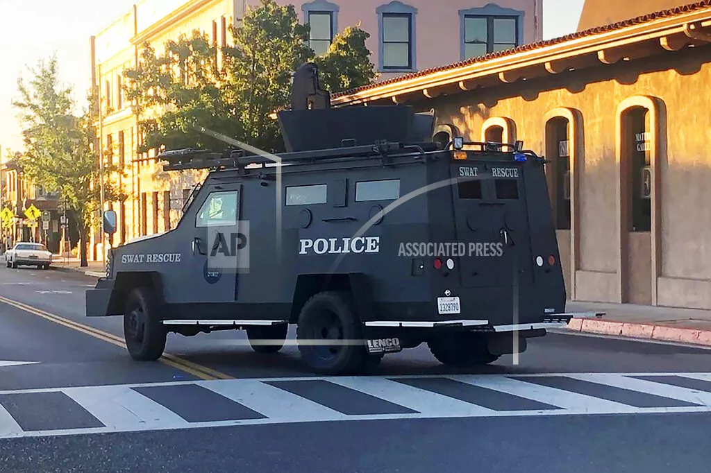 Balean a policía en emboscada a base policial en California