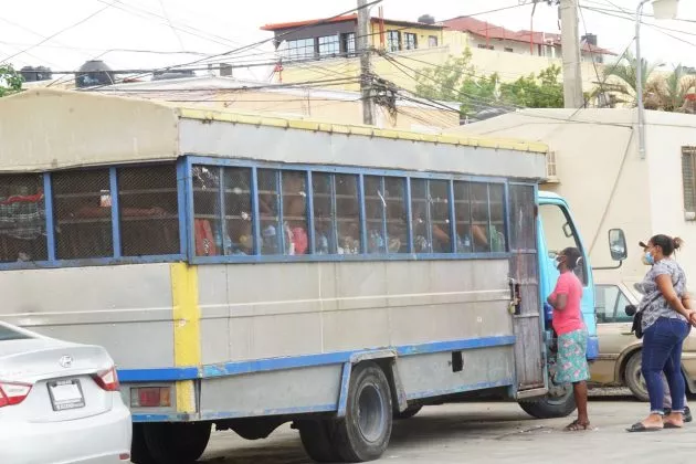 50 de los 62 que guardaban prisión en un autobús fueron trasladados a cárceles