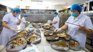 Cómo China está impulsando el uso de su medicina tradicional ante la pandemia