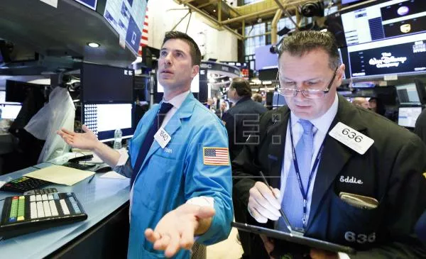 Wall Street abre mixto y el Dow sube 0,47% por las reaperturas y pese a las protestas