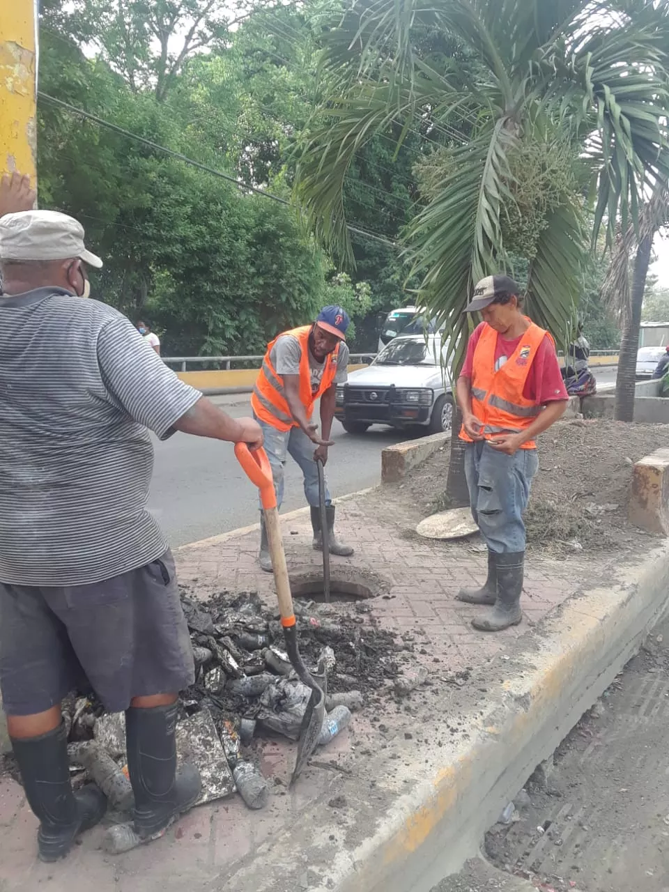 Alcaldía SDN realiza jornada para limpieza de recolectores de aguas residuales