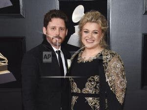 Kelly Clarkson pide divorcio tras casi 7 años de matrimonio