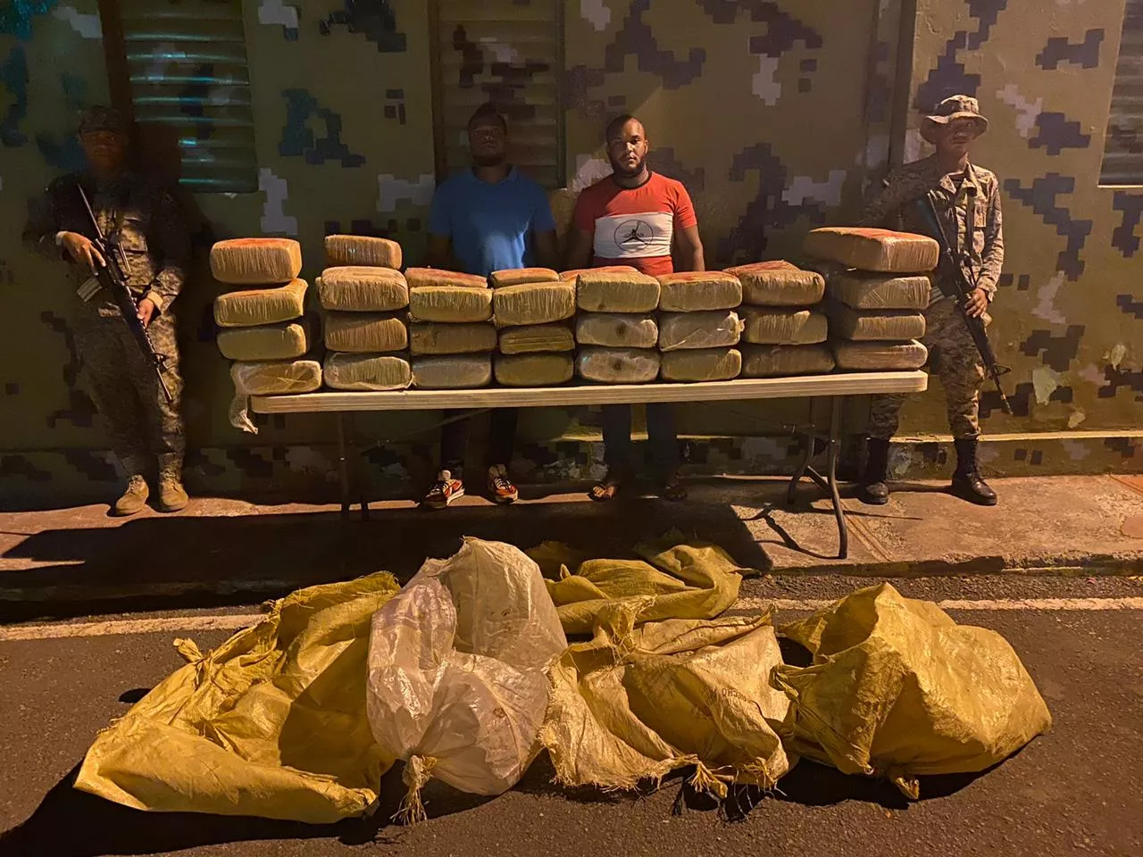 Ejército decomisa 490 libras de marihuana y apresa dos hombres en Azua