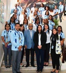 Ministro de Salud y empleados posan en foto grupal sin mascarillas ni distanciamiento