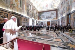 El papa elogia al personal sanitario, «ángeles» al lado de enfermos